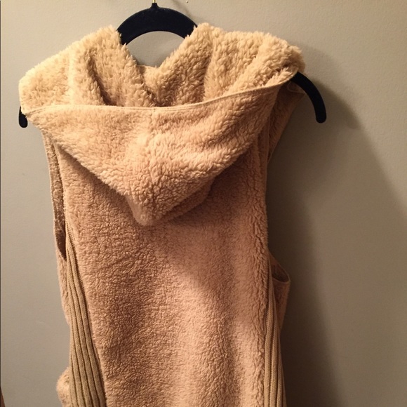 Love Tree Sherpa Vest with Hood - Picture 2 of 5